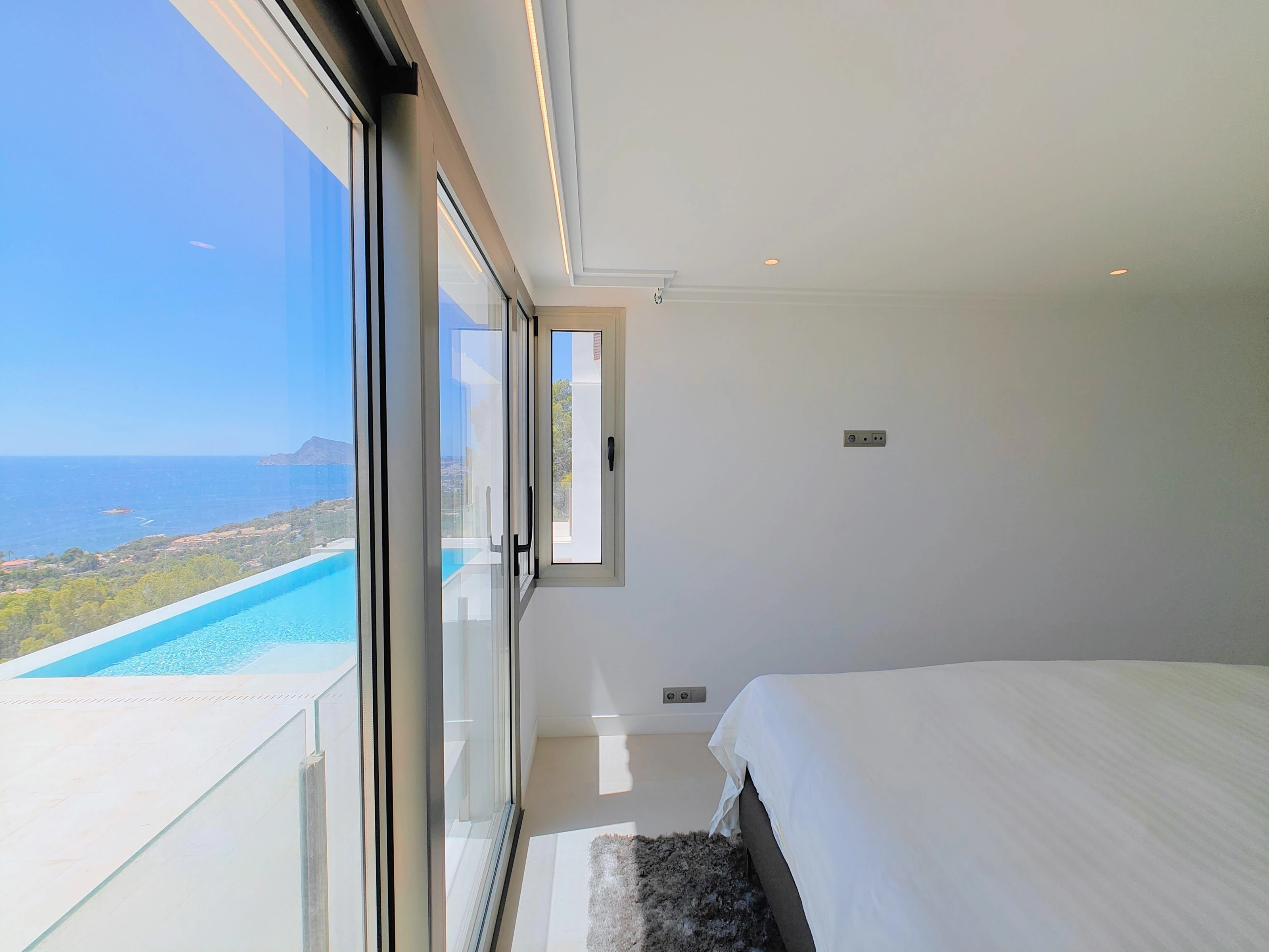 Chalet for sale in Sierra de Altea with infinity pool.
