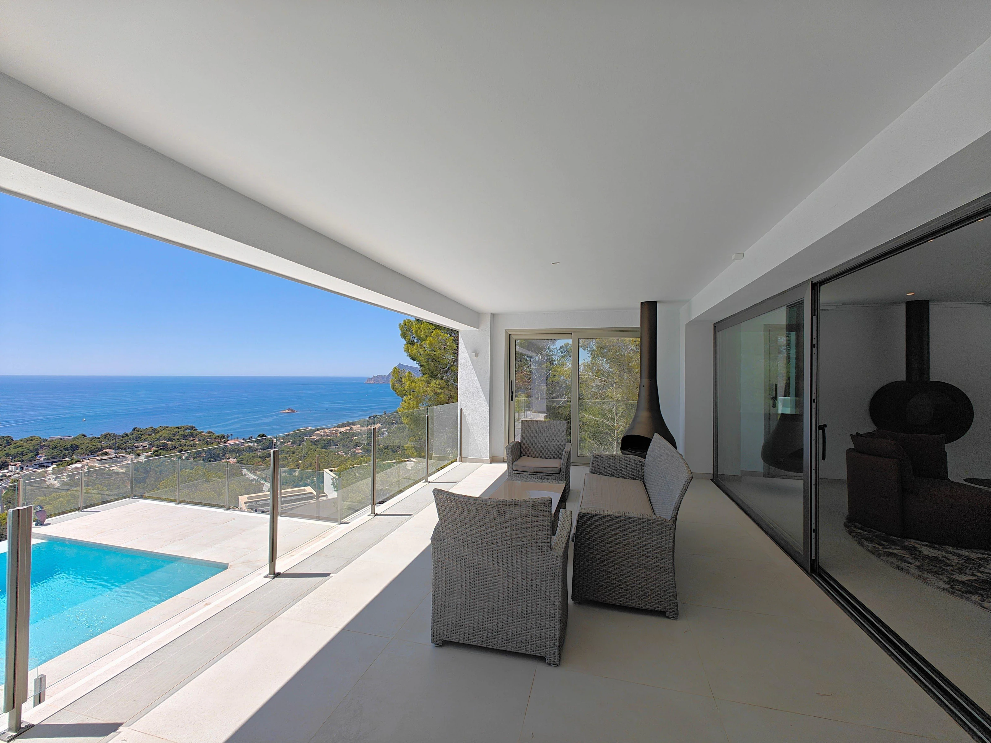 Chalet for sale in Sierra de Altea with infinity pool.