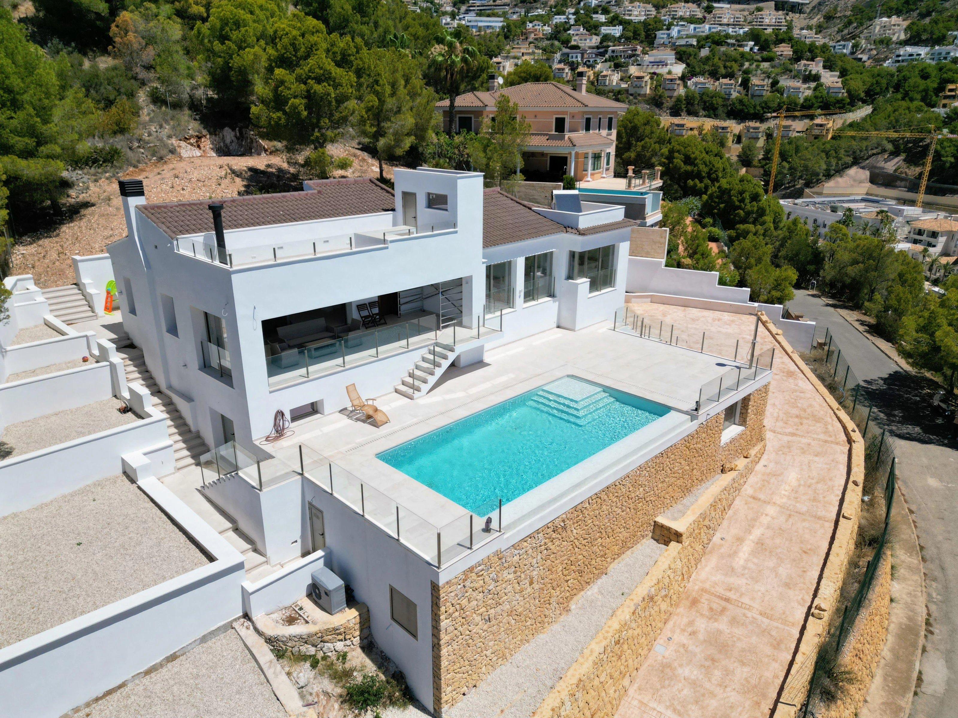 Chalet for sale in Sierra de Altea with infinity pool.