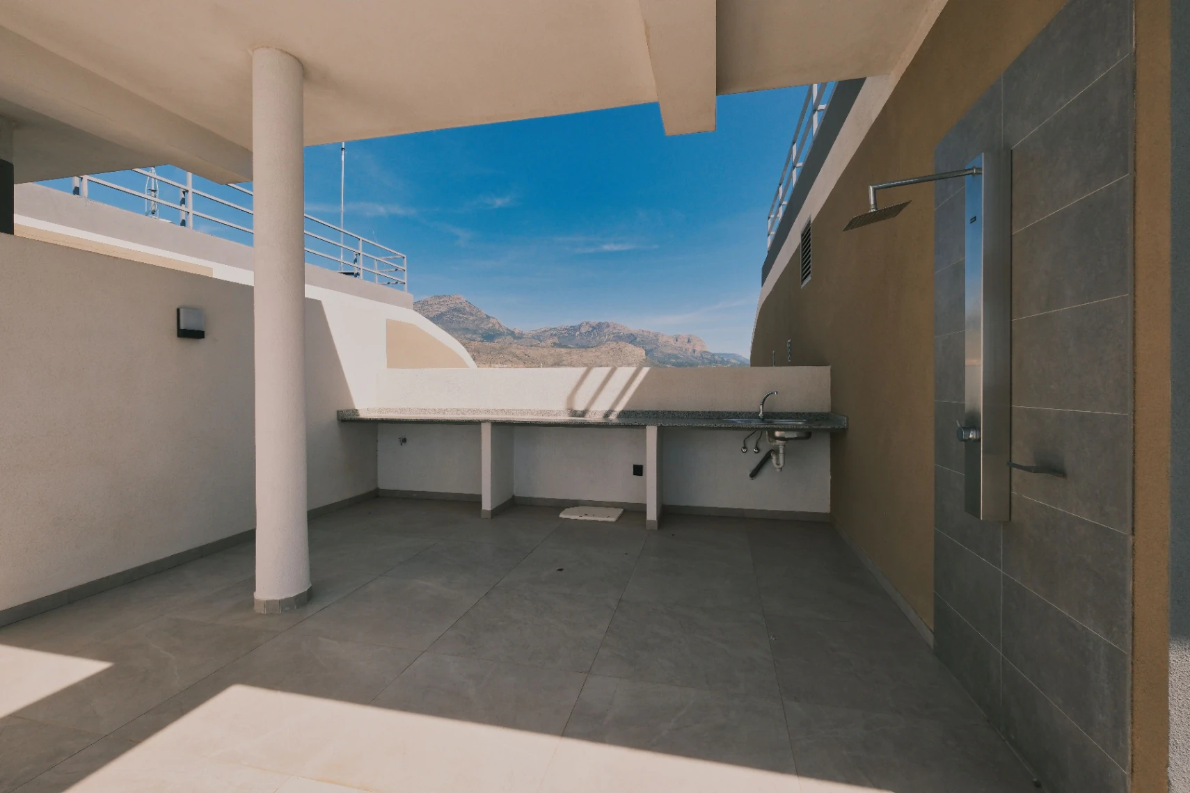Dachgeschosswohnung zum Verkauf in Benidorm mit 3 Schlafzimmern und beheiztem Pool.