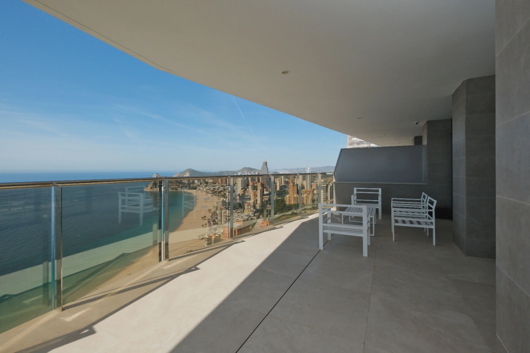 Dachgeschosswohnung zum Verkauf in Benidorm mit 3 Schlafzimmern und beheiztem Pool.