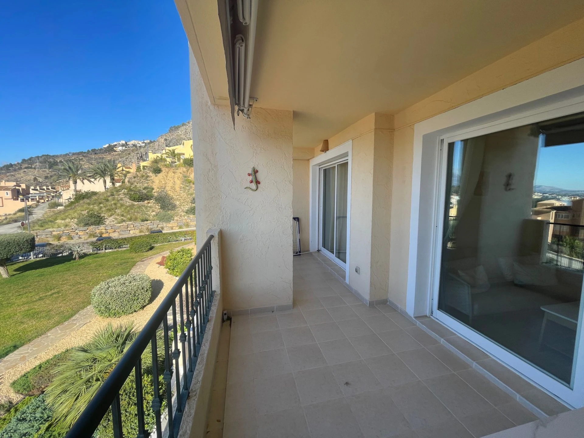Sea View 2-Bedroom Apartment for Sale in Mascarat near Marina Greenwich