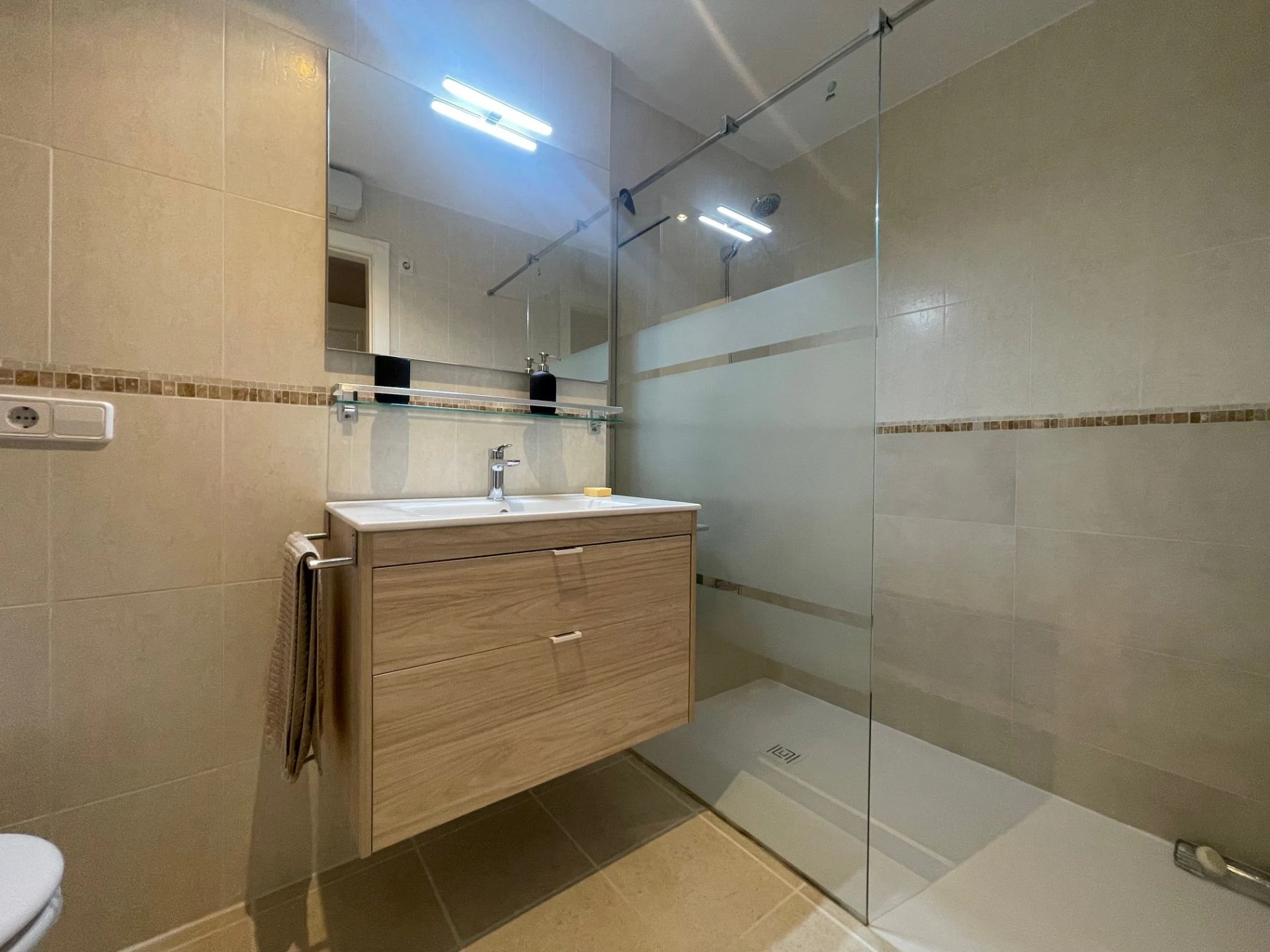 Sea View 2-Bedroom Apartment for Sale in Mascarat near Marina Greenwich