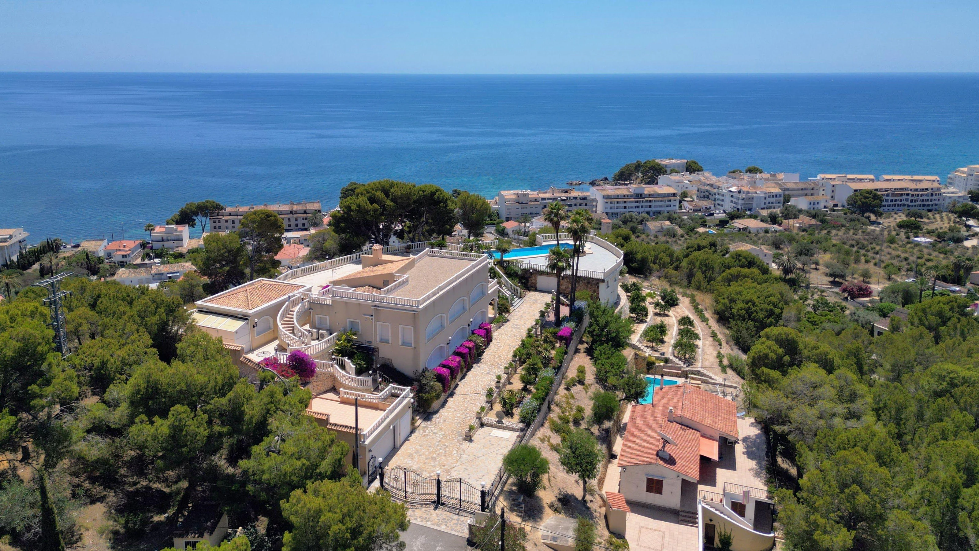 Villa for sale in Altea with 5 bedrooms and 4 bathrooms.