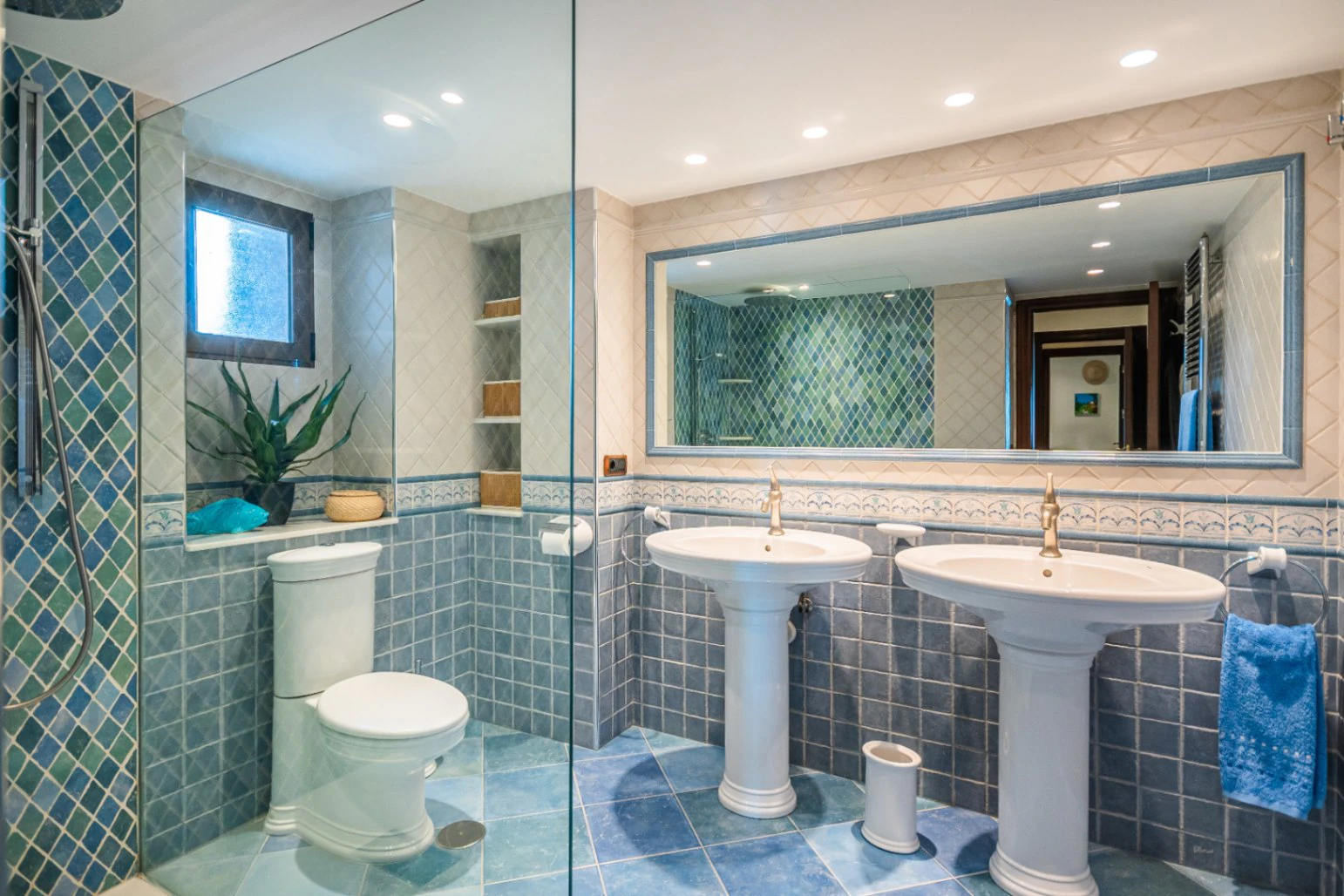 Luxury apartment for sale with 3 bedrooms and 3 bathrooms frontline in Benidorm.