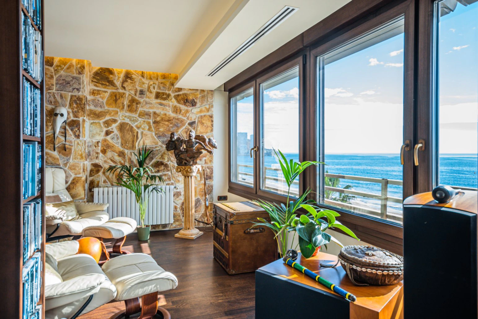 Luxury apartment for sale with 3 bedrooms and 3 bathrooms frontline in Benidorm.