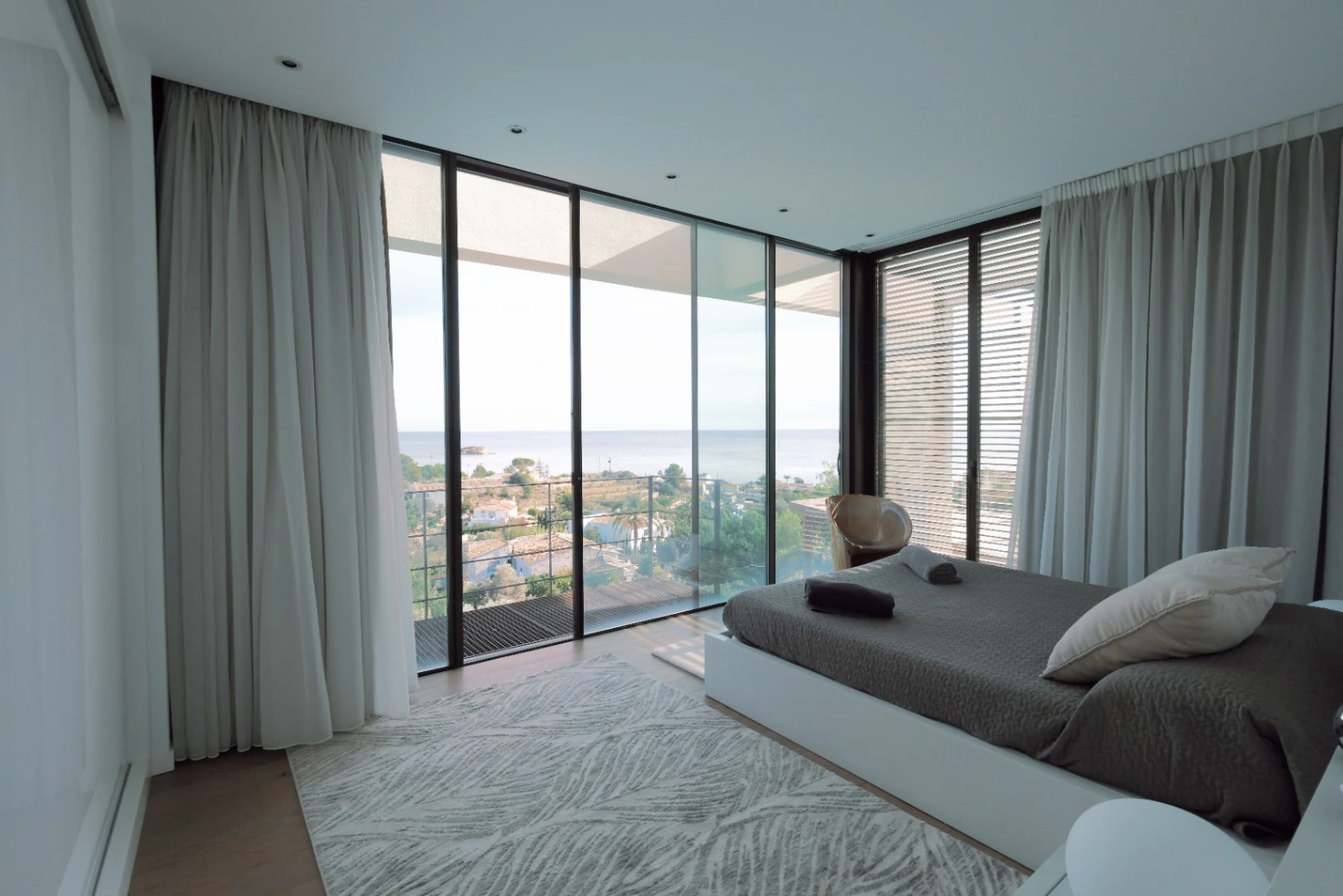 Modern villa in Altea with 4 bedrooms and pool for sale.