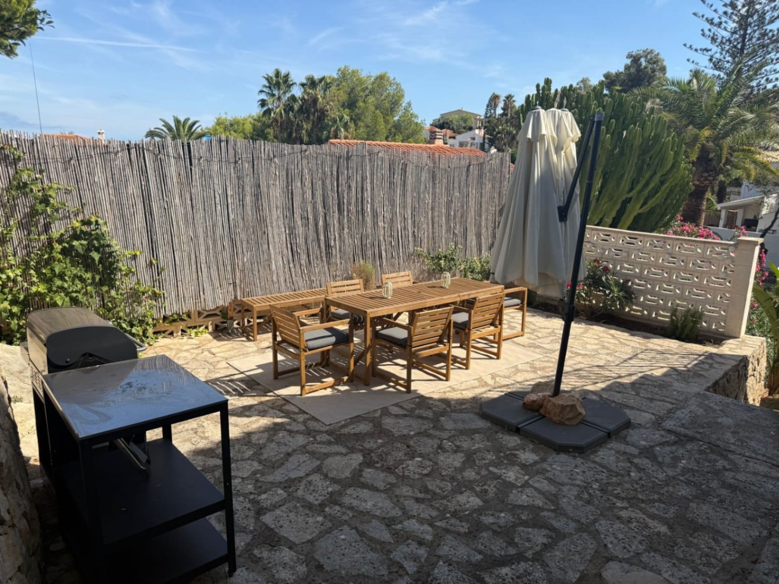 Chalet modernizado en Denia con un estilo rústico-moderno.