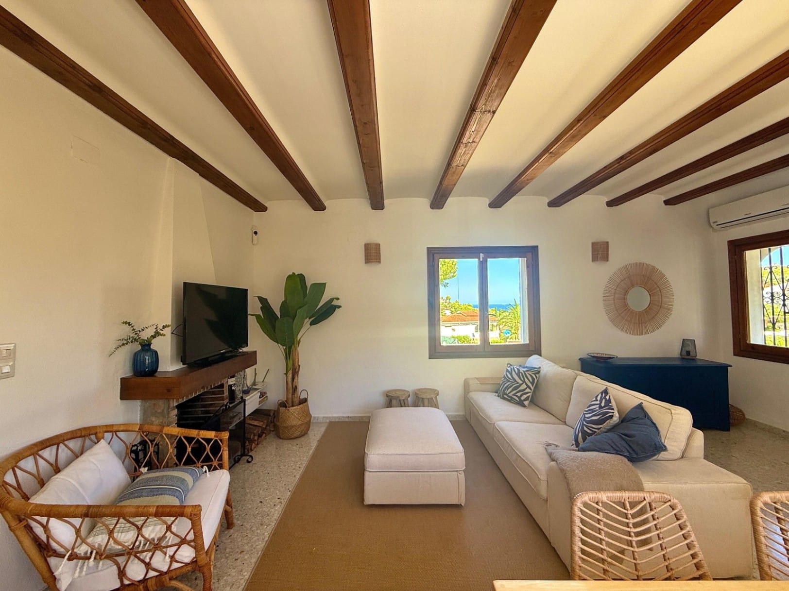 Chalet modernizado en Denia con un estilo rústico-moderno.