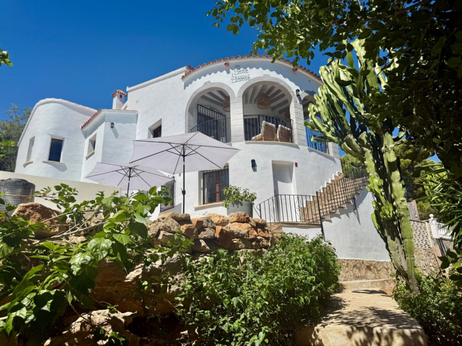 Chalet modernizado en Denia con un estilo rústico-moderno.