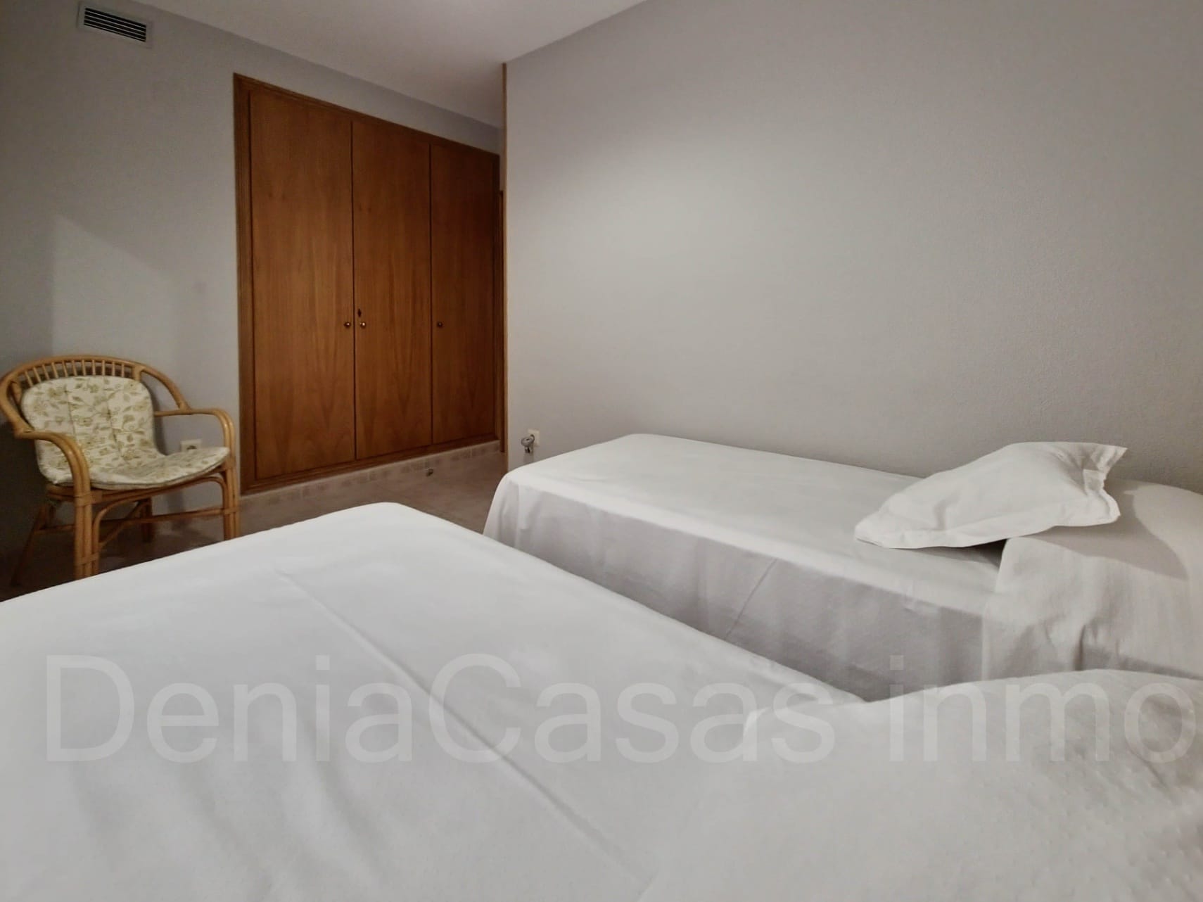 Apartamento de tres dormitorios pegado a la playa y al centro de Denia