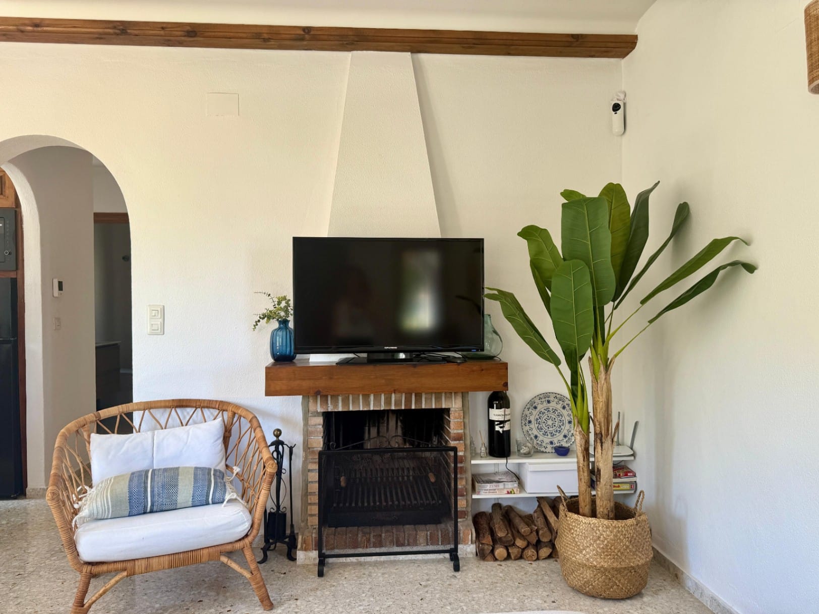 Chalet modernizado en Denia con un estilo rústico-moderno.