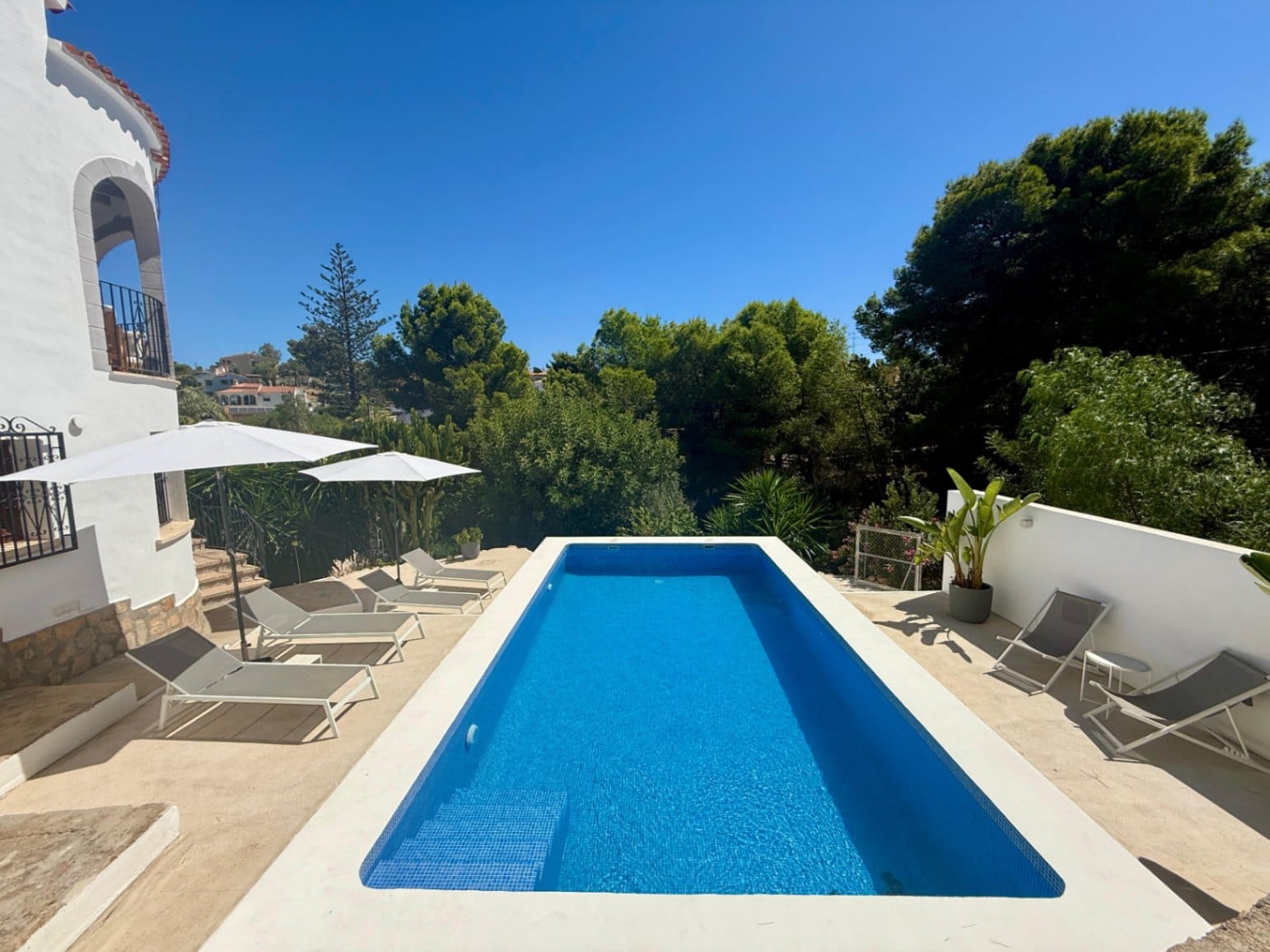 Chalet modernizado en Denia con un estilo rústico-moderno.