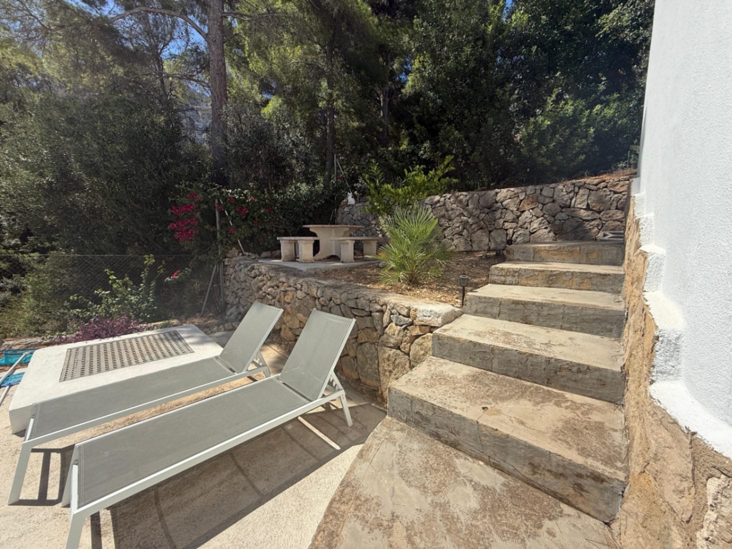 Chalet modernizado en Denia con un estilo rústico-moderno.