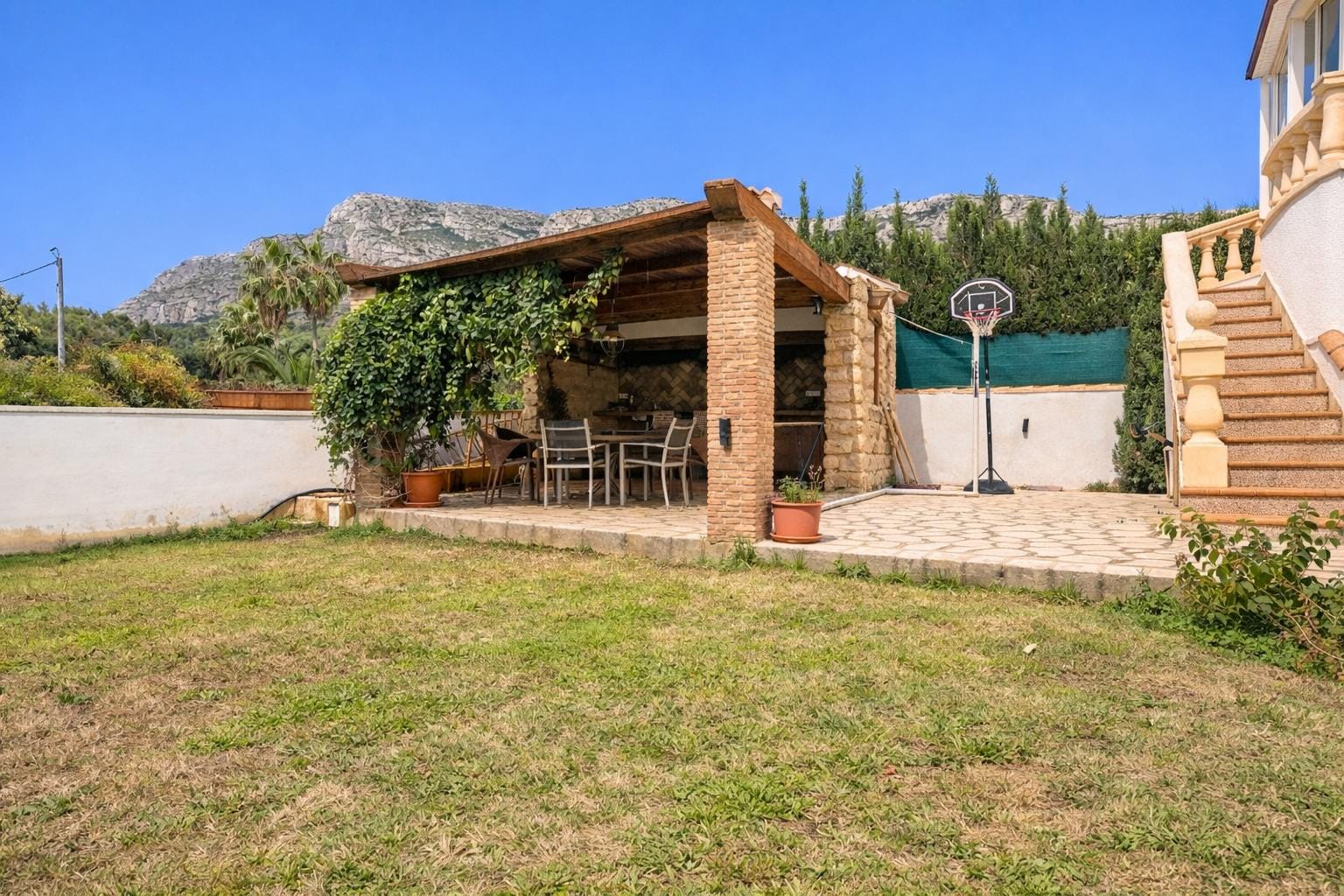 Chalet mit offenem Blick auf Dénia in ruhiger Lage und in der Nähe des Zentrums.