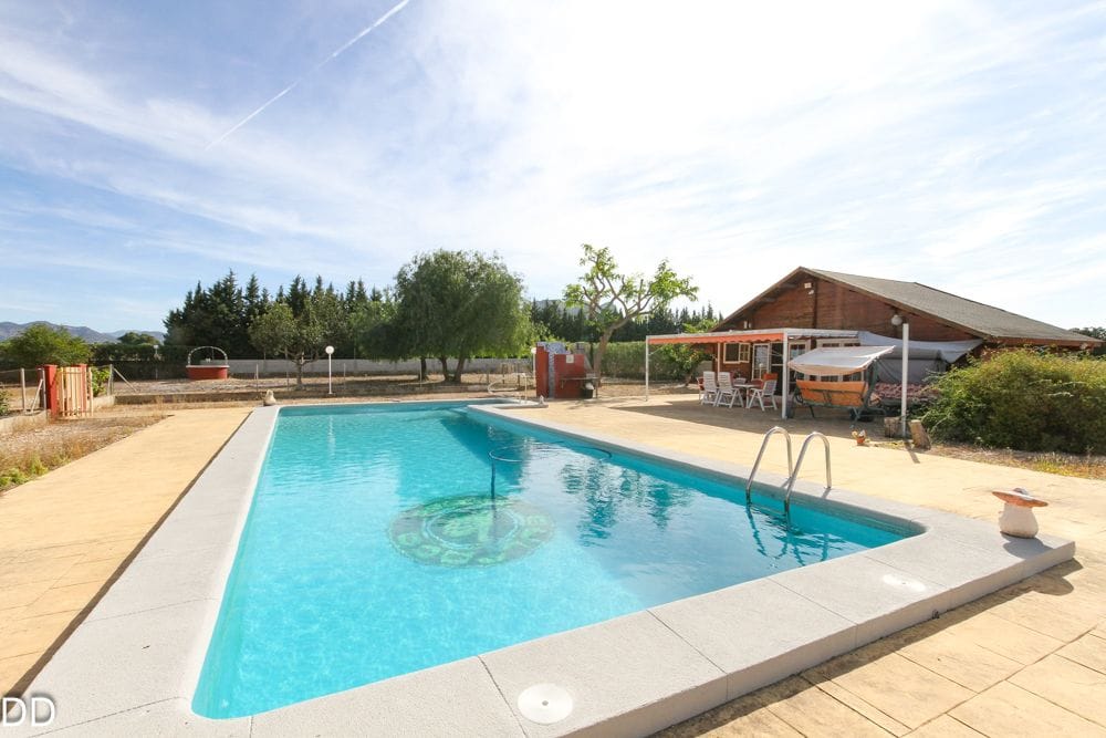 CASA CON TERRENO CERCA DEL MAR