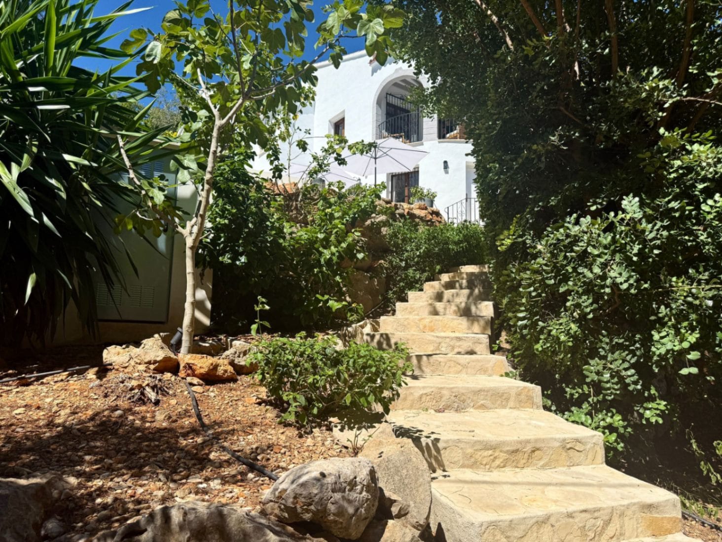 Chalet modernizado en Denia con un estilo rústico-moderno.