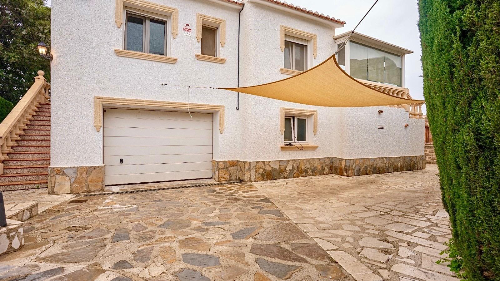 Chalet mit offenem Blick auf Dénia in ruhiger Lage und in der Nähe des Zentrums.