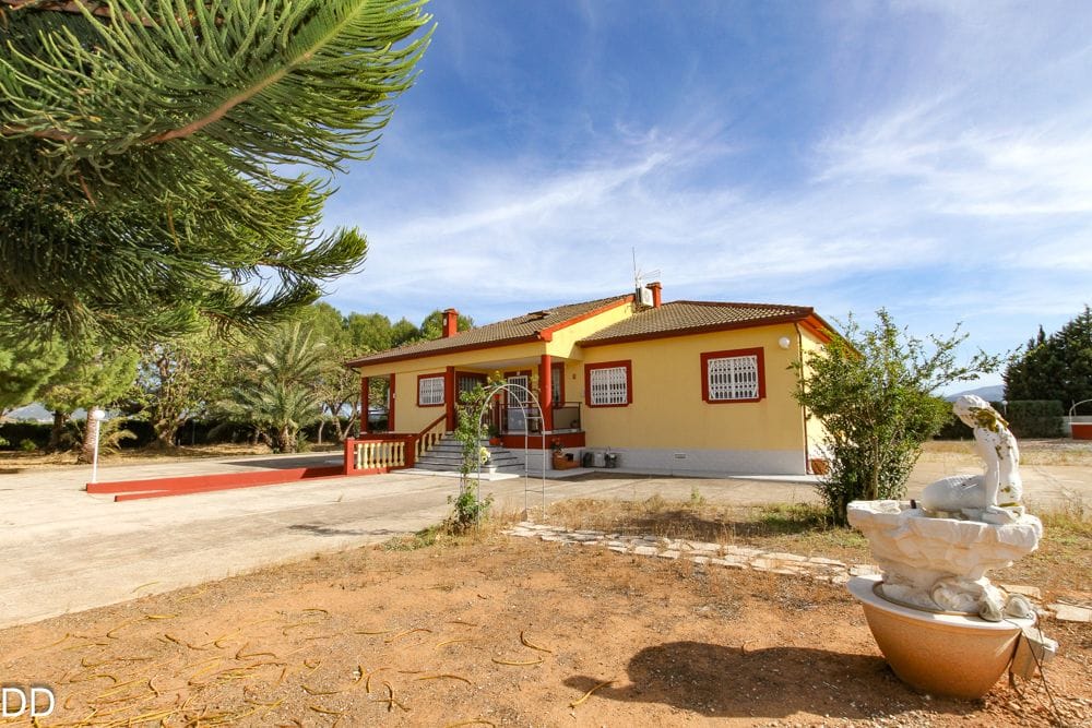 CASA CON TERRENO CERCA DEL MAR