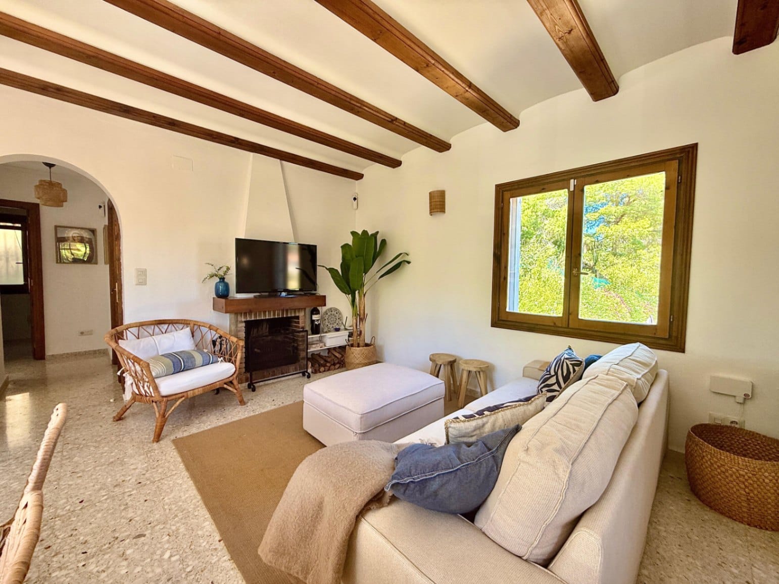 Chalet modernizado en Denia con un estilo rústico-moderno.