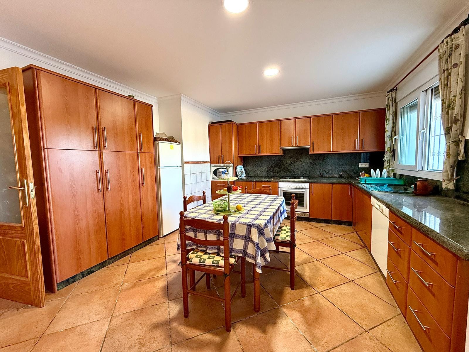 Exclusiva finca con gran potencial en Denia, 4415m parcela con 2 casas y varias construcciones