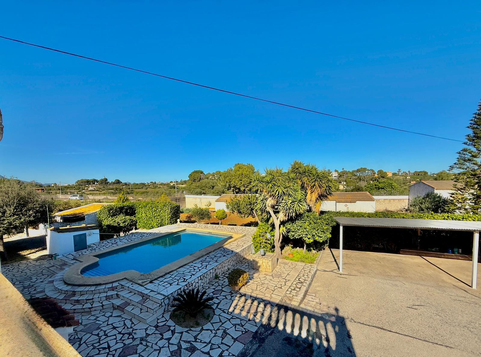 Exclusiva finca con gran potencial en Denia, 4415m parcela con 2 casas y varias construcciones - 3