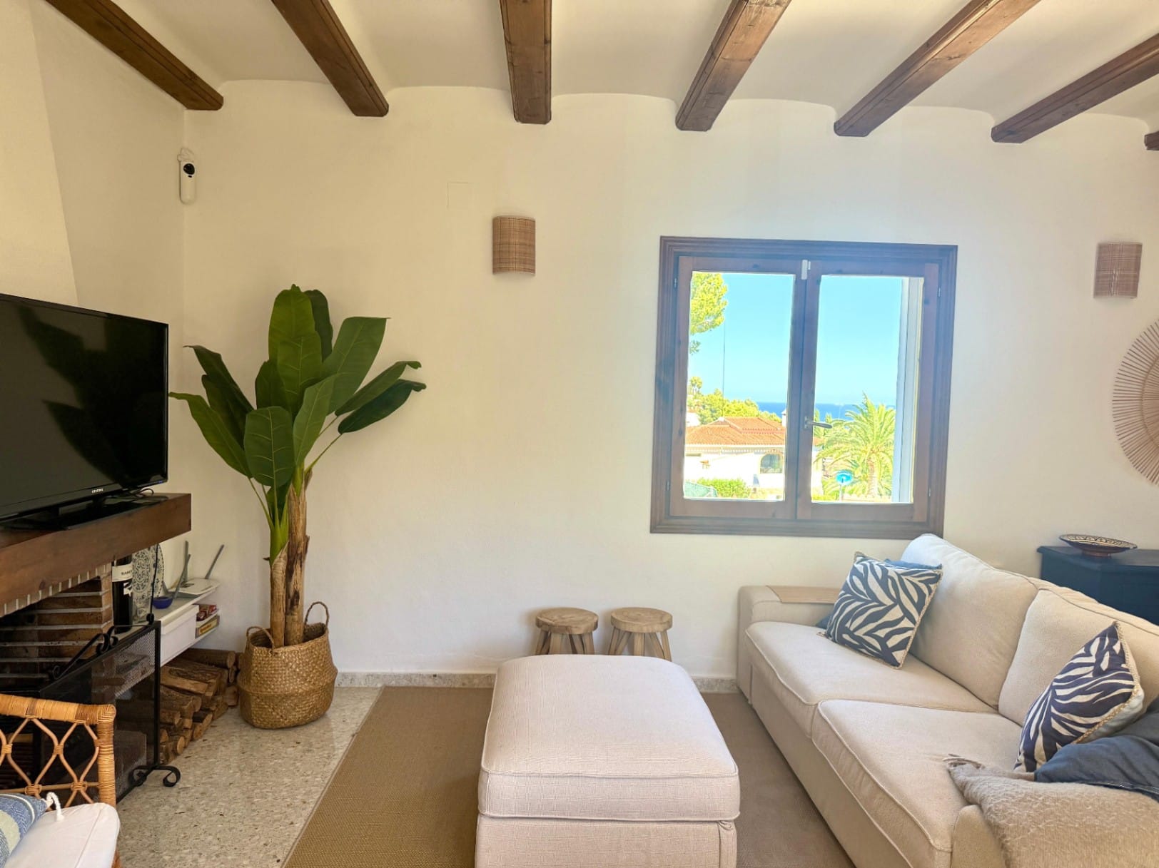 Chalet modernizado en Denia con un estilo rústico-moderno.