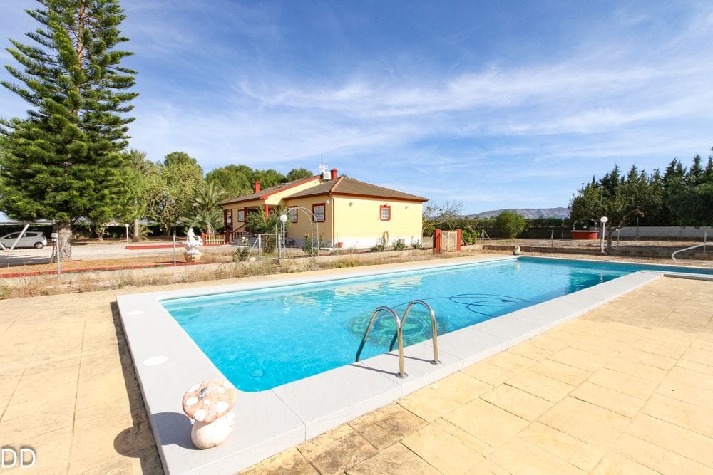 CASA CON TERRENO CERCA DEL MAR