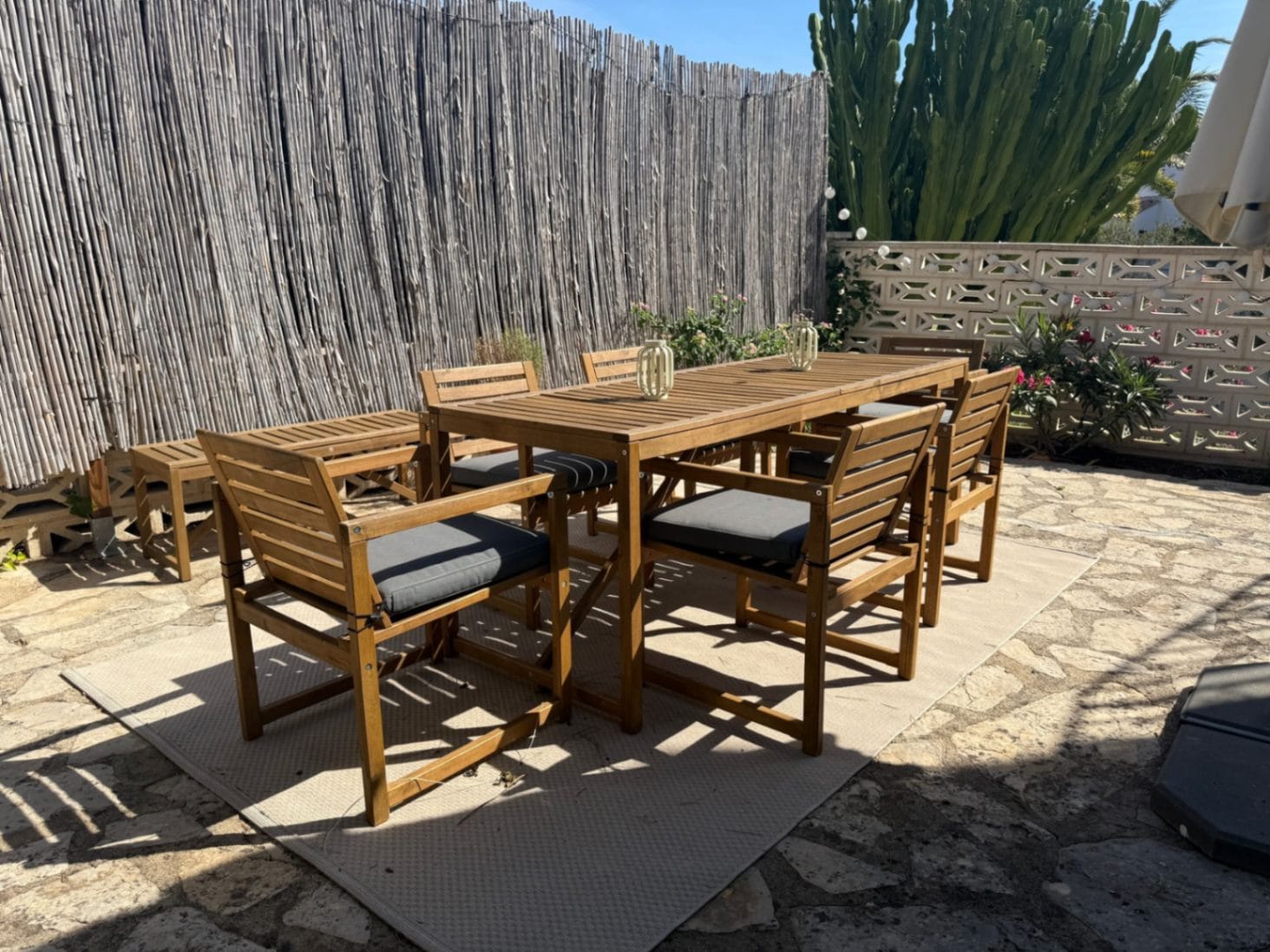 Chalet modernizado en Denia con un estilo rústico-moderno.