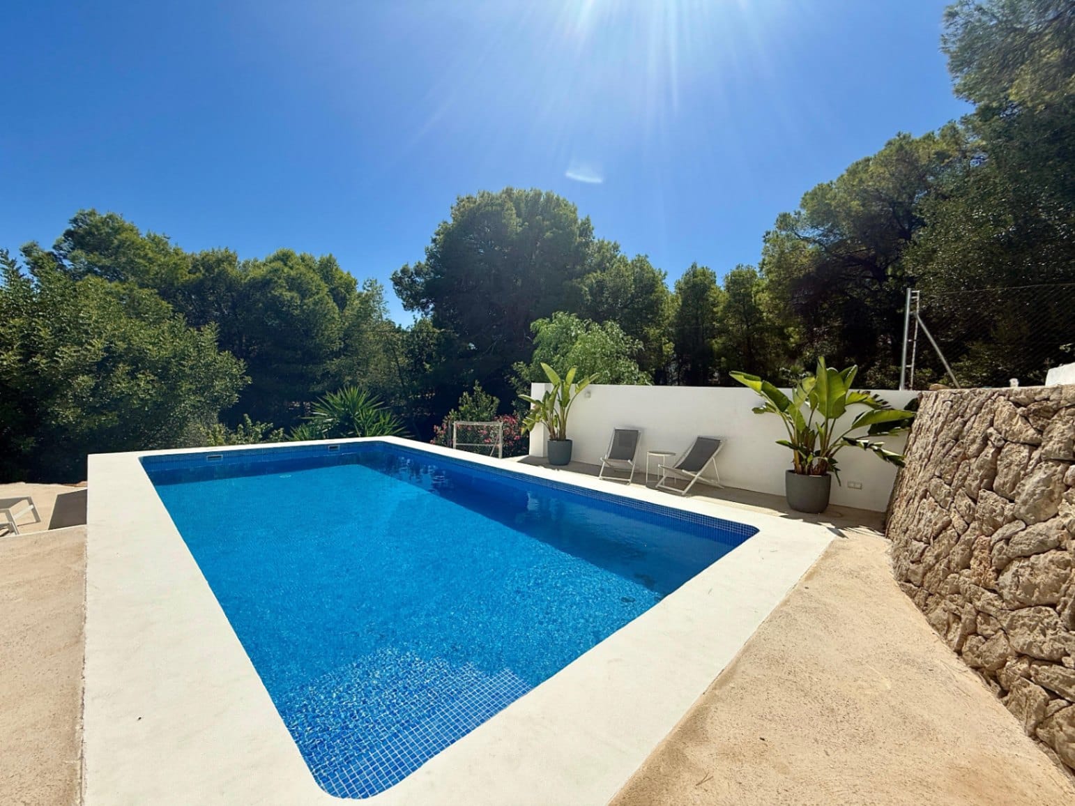 Chalet modernizado en Denia con un estilo rústico-moderno.