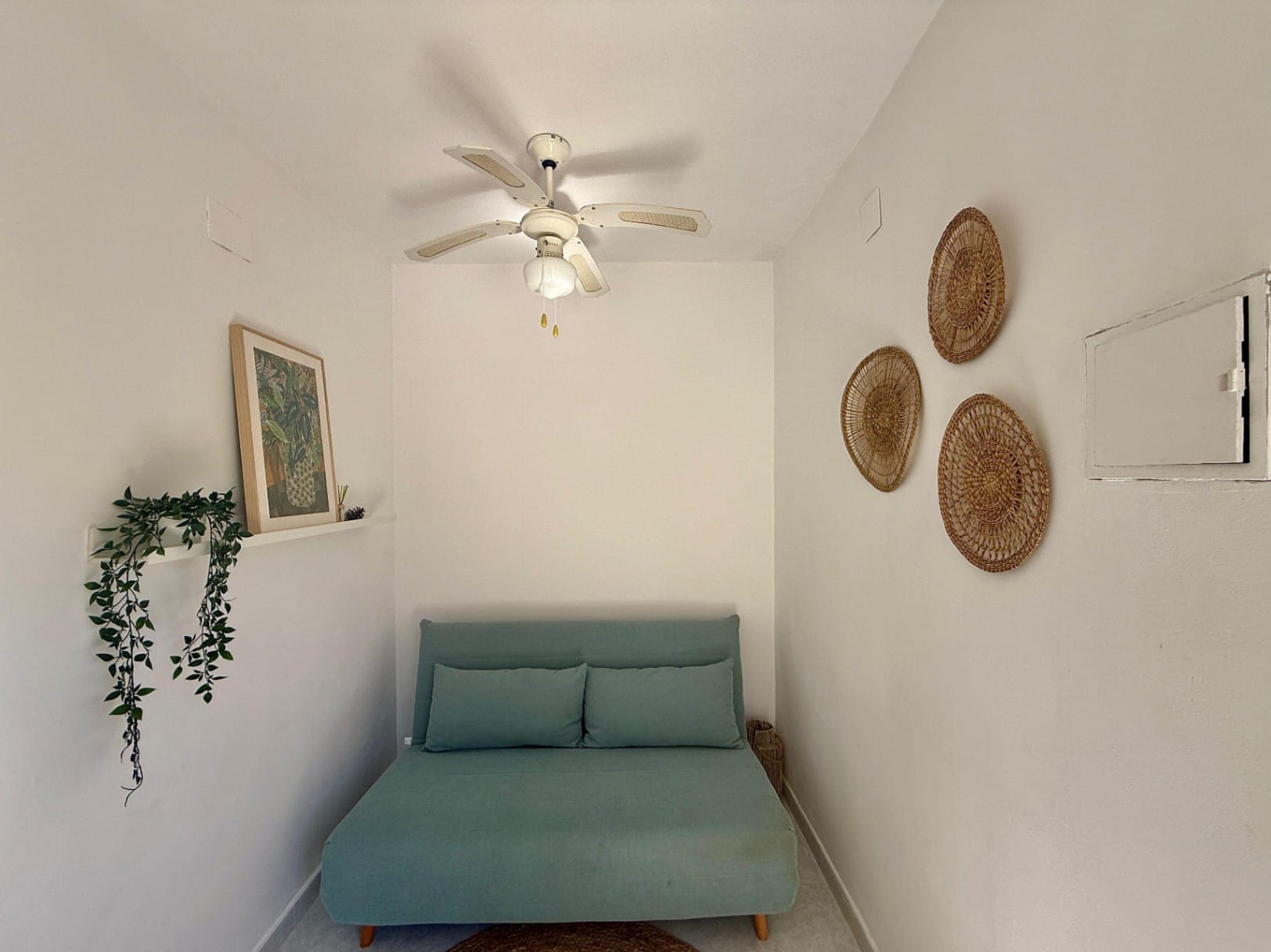 Chalet modernizado en Denia con un estilo rústico-moderno.