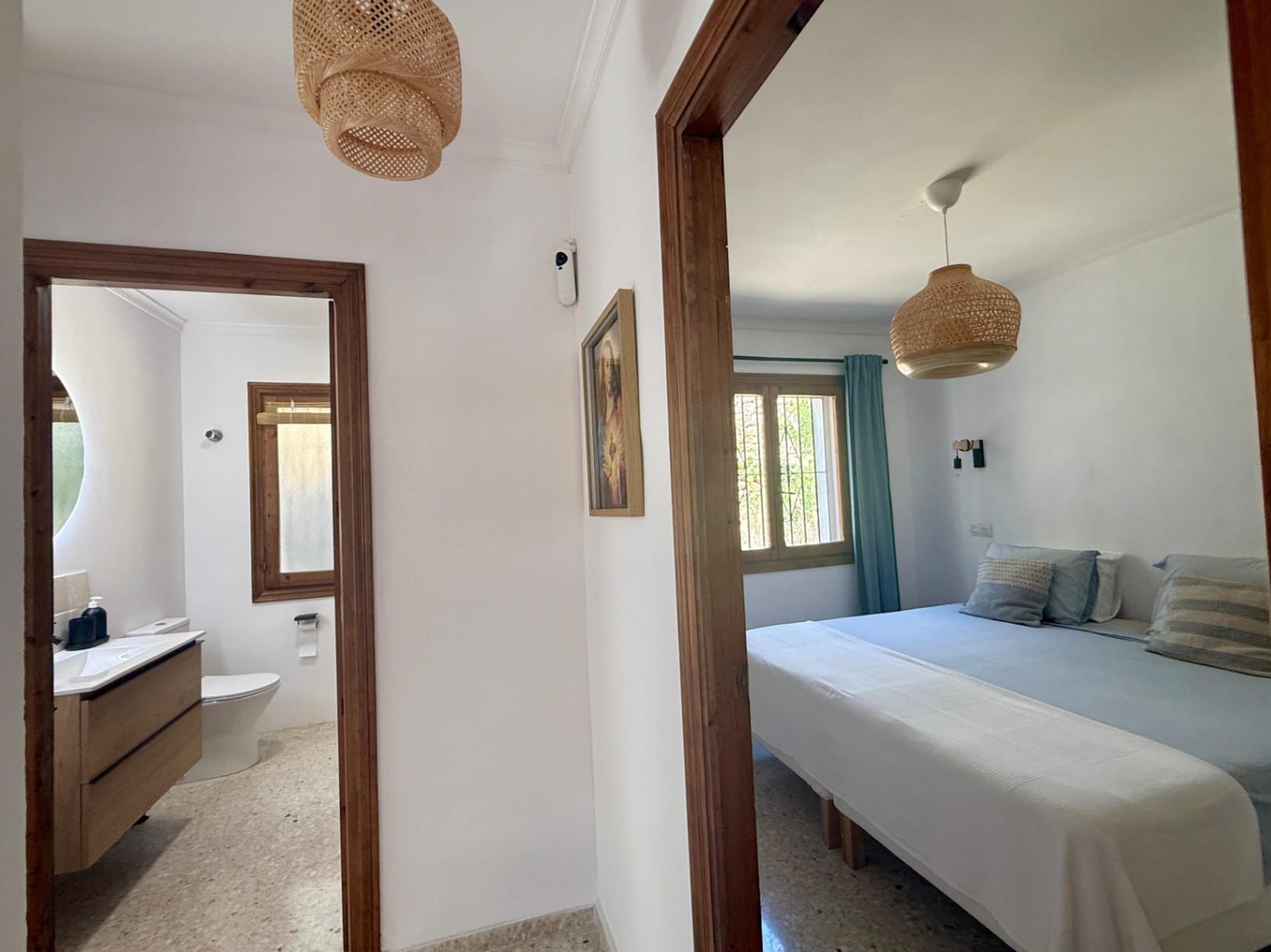 Chalet modernizado en Denia con un estilo rústico-moderno.