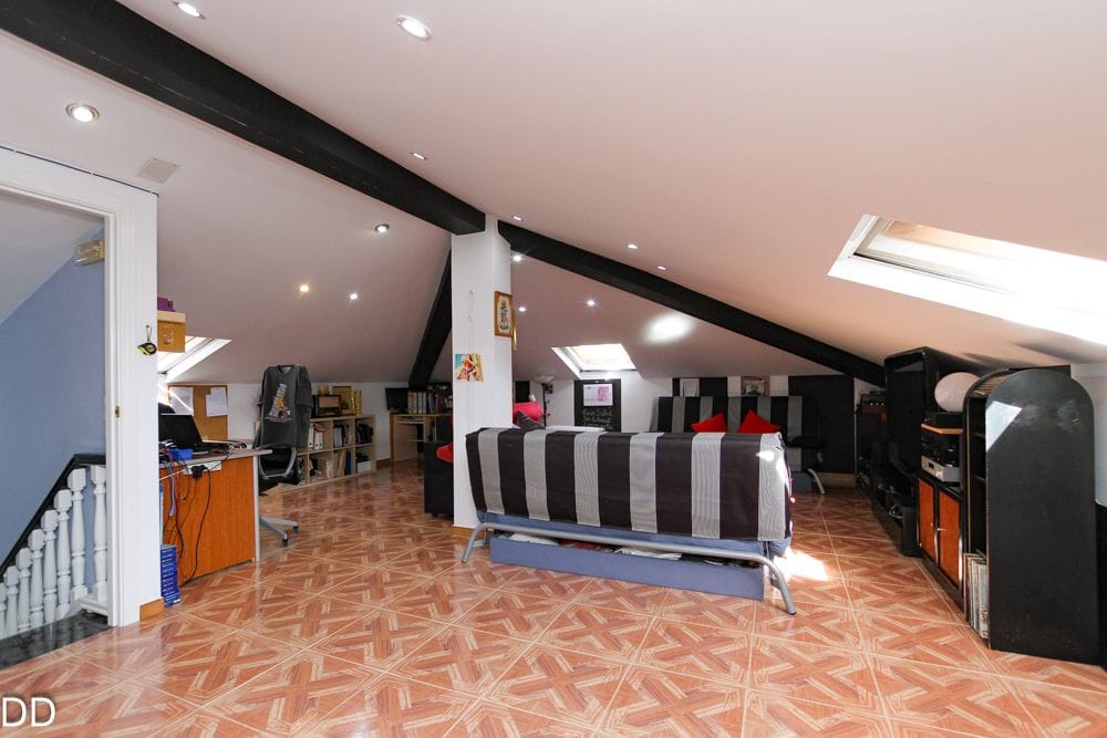 CASA CON TERRENO CERCA DEL MAR