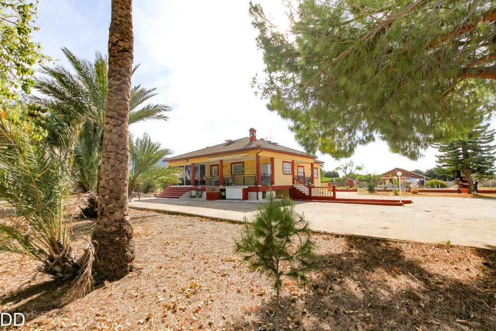 CASA CON TERRENO CERCA DEL MAR