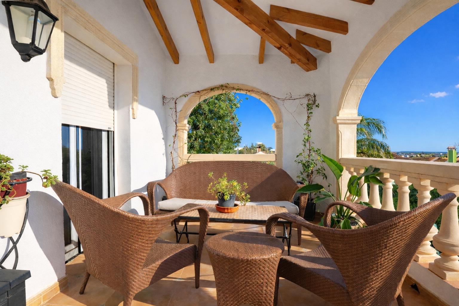 Chalet con vistas abiertas a Dénia en zona tranquila y próxima al centro - 3