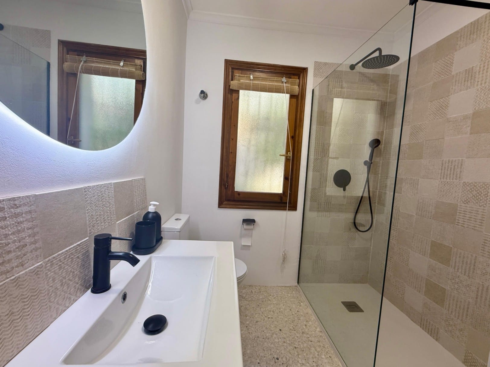 Chalet modernizado en Denia con un estilo rústico-moderno.