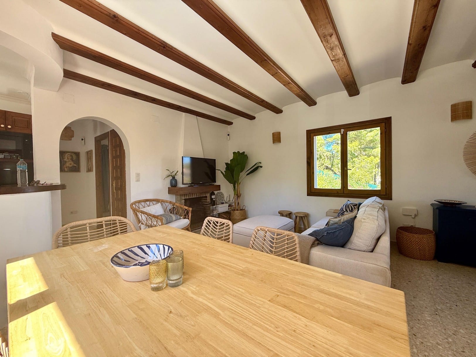 Chalet modernizado en Denia con un estilo rústico-moderno.