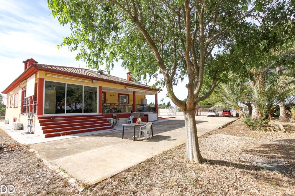 CASA CON TERRENO CERCA DEL MAR