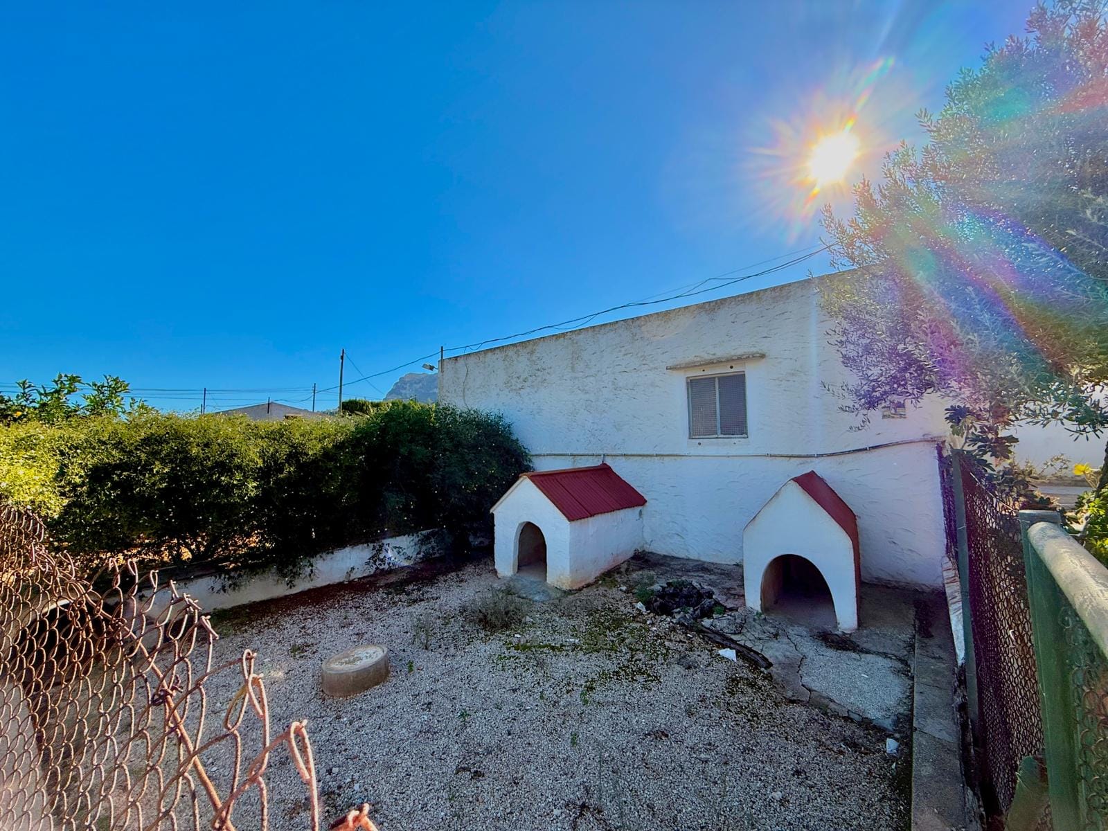 Exclusiva finca con gran potencial en Denia, 4415m parcela con 2 casas y varias construcciones