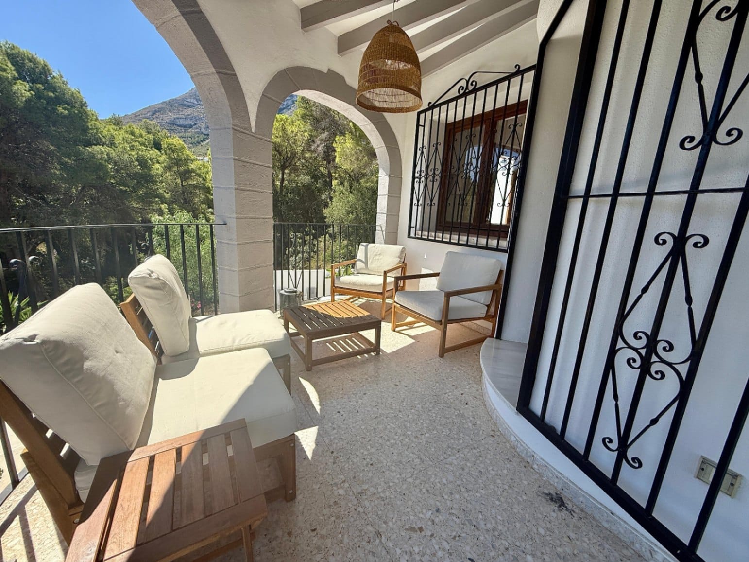 Chalet modernizado en Denia con un estilo rústico-moderno.