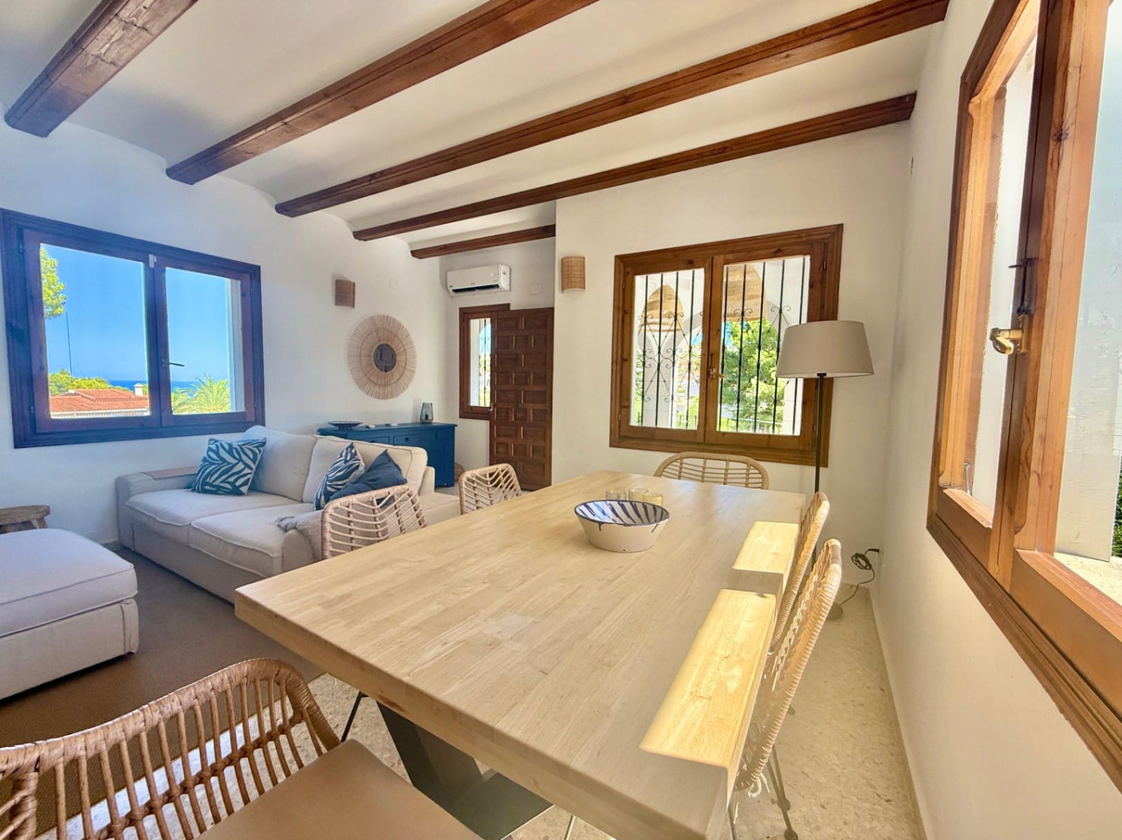 Chalet modernizado en Denia con un estilo rústico-moderno.