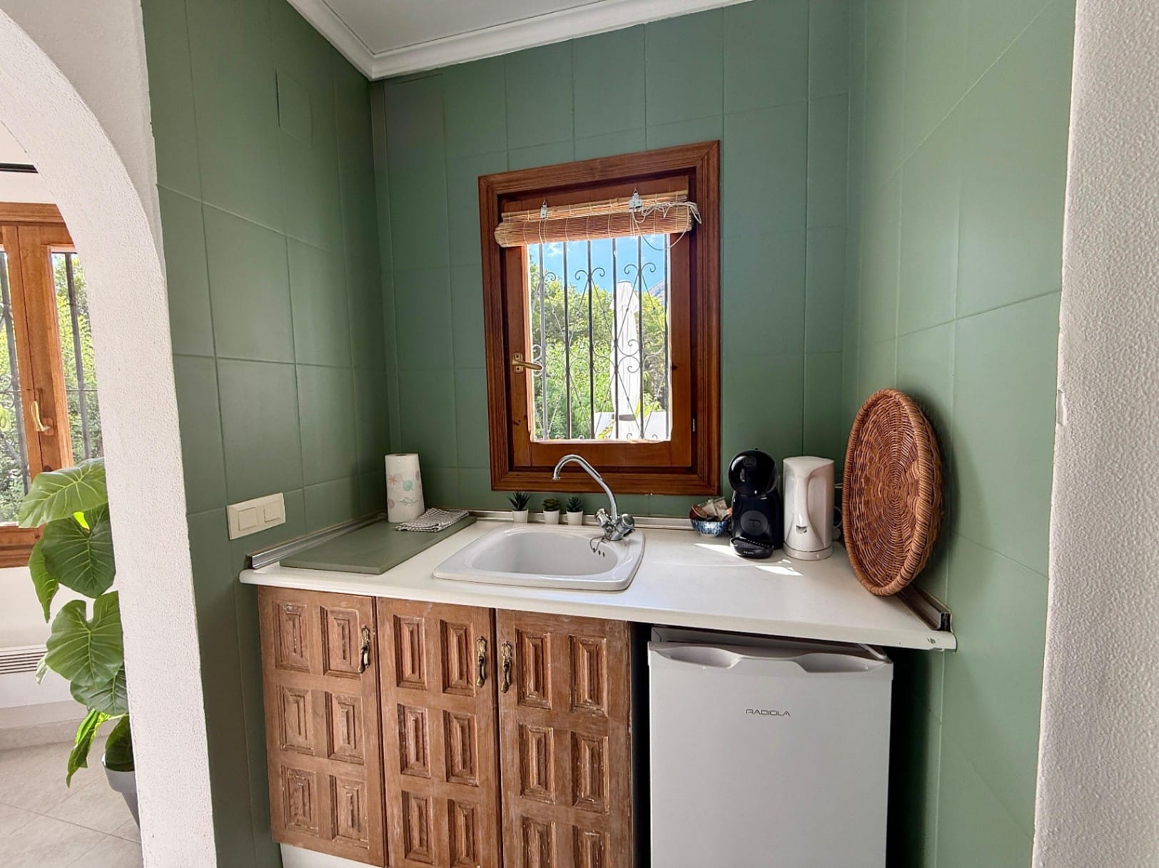Chalet modernizado en Denia con un estilo rústico-moderno.