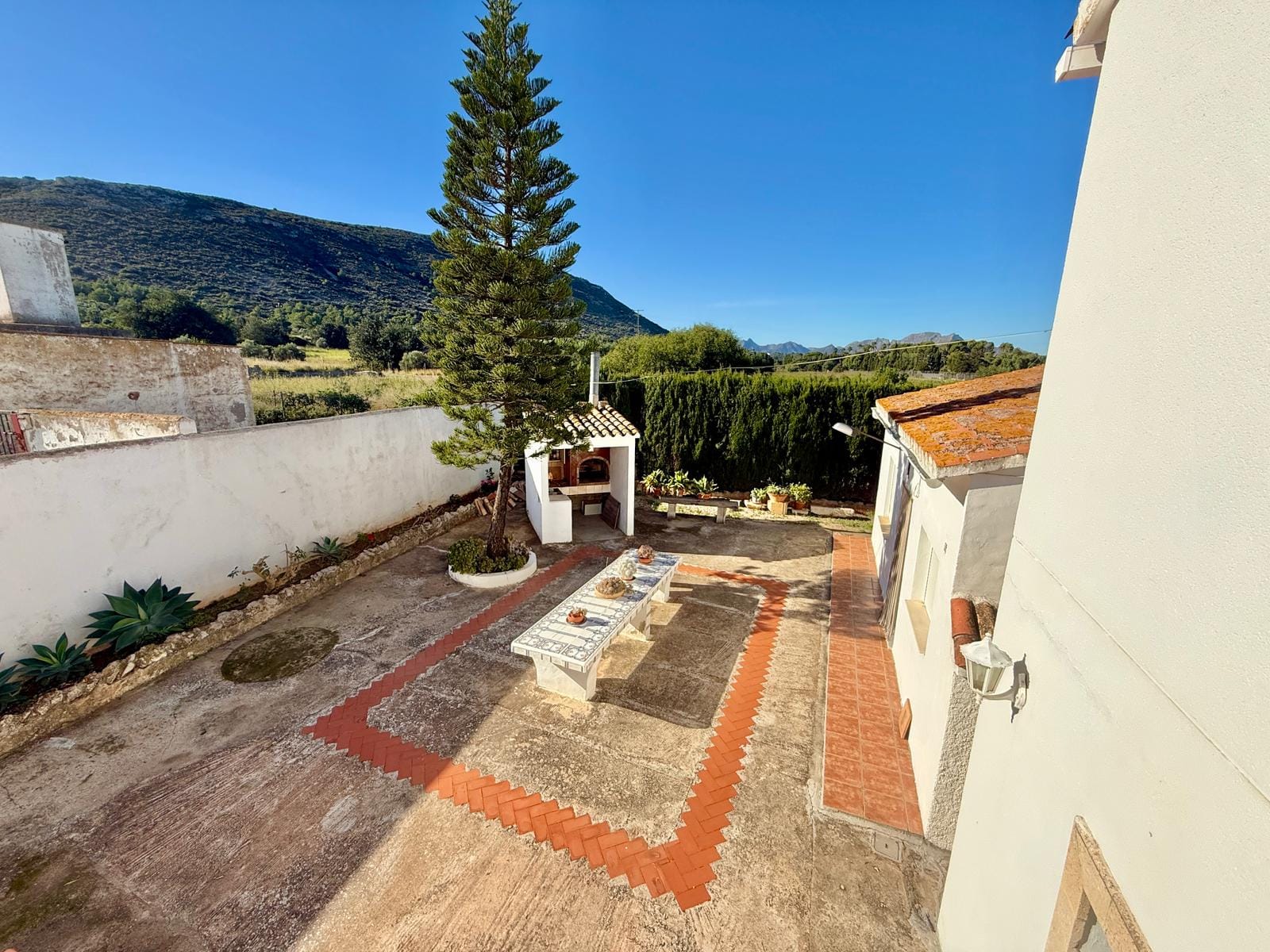 Exclusiva finca con gran potencial en Denia, 4415m parcela con 2 casas y varias construcciones
