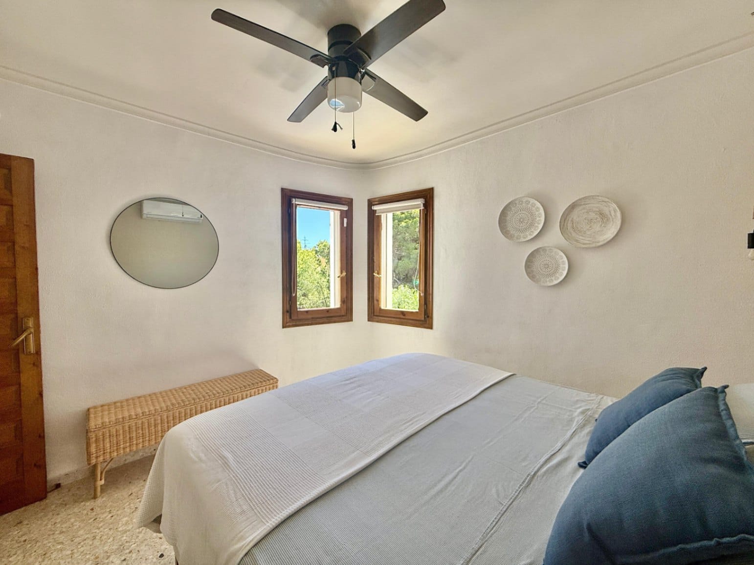 Chalet modernizado en Denia con un estilo rústico-moderno.