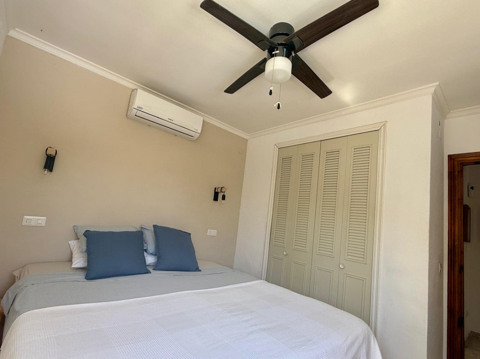 Chalet modernizado en Denia con un estilo rústico-moderno.