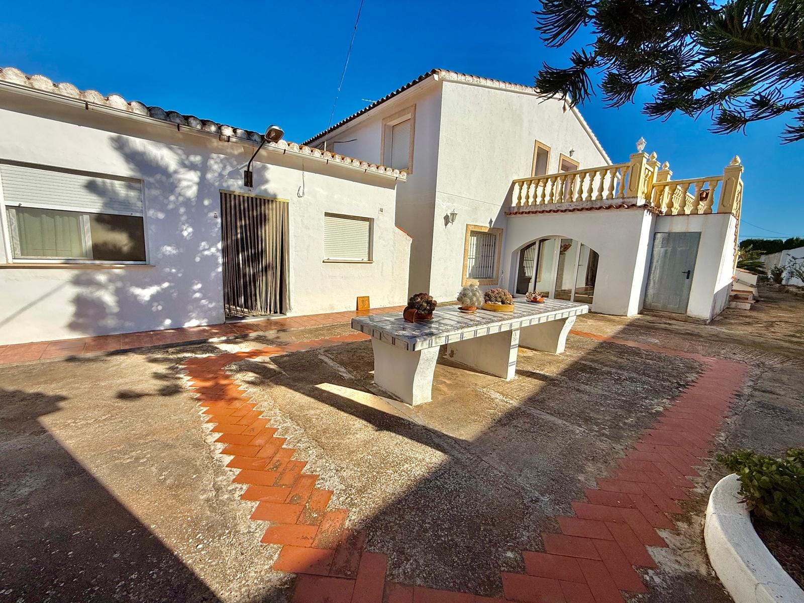 Exclusiva finca con gran potencial en Denia, 4415m parcela con 2 casas y varias construcciones - 2