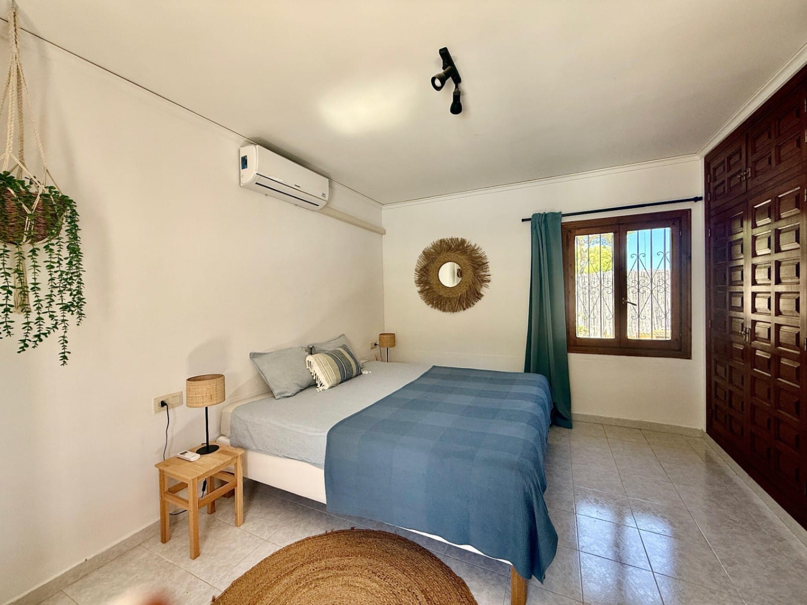 Chalet modernizado en Denia con un estilo rústico-moderno.