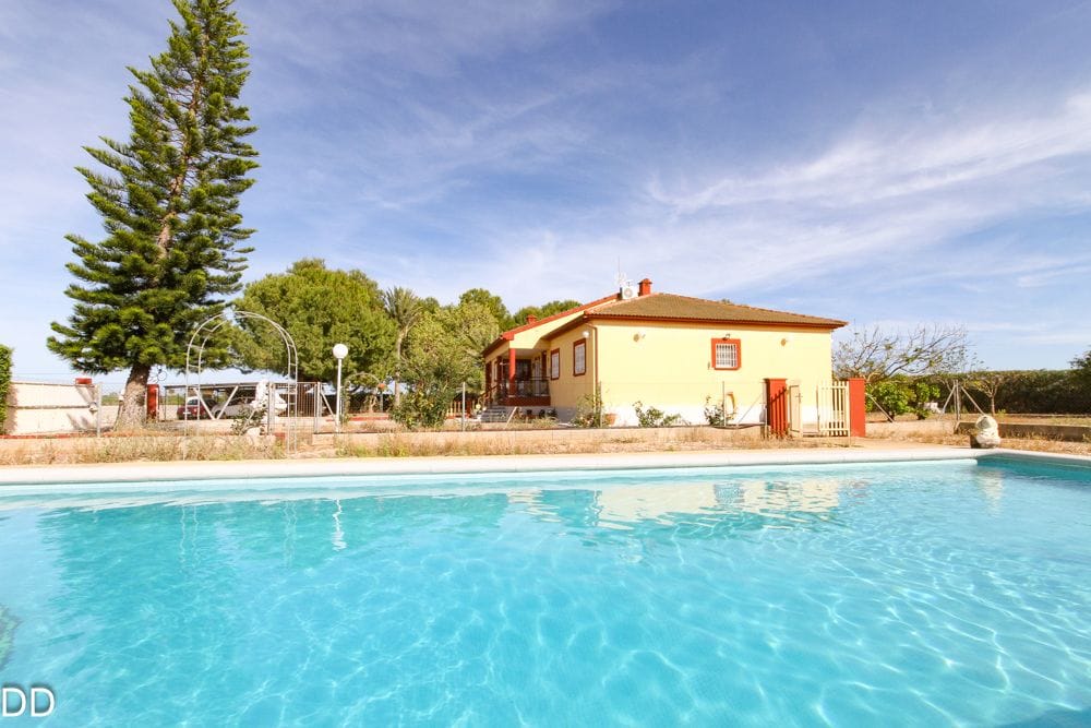 CASA CON TERRENO CERCA DEL MAR
