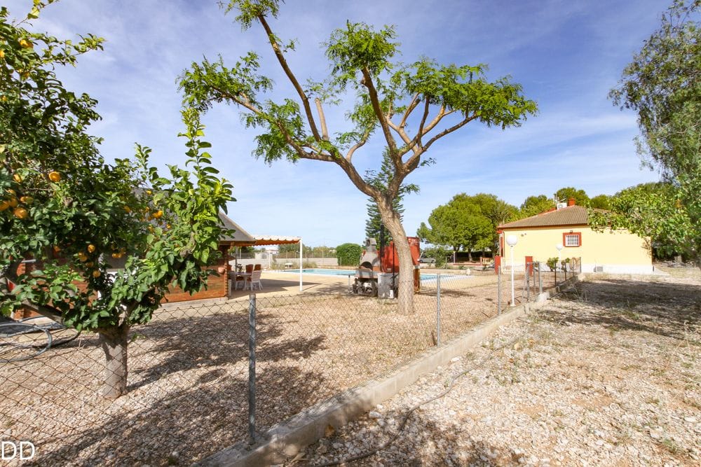 CASA CON TERRENO CERCA DEL MAR