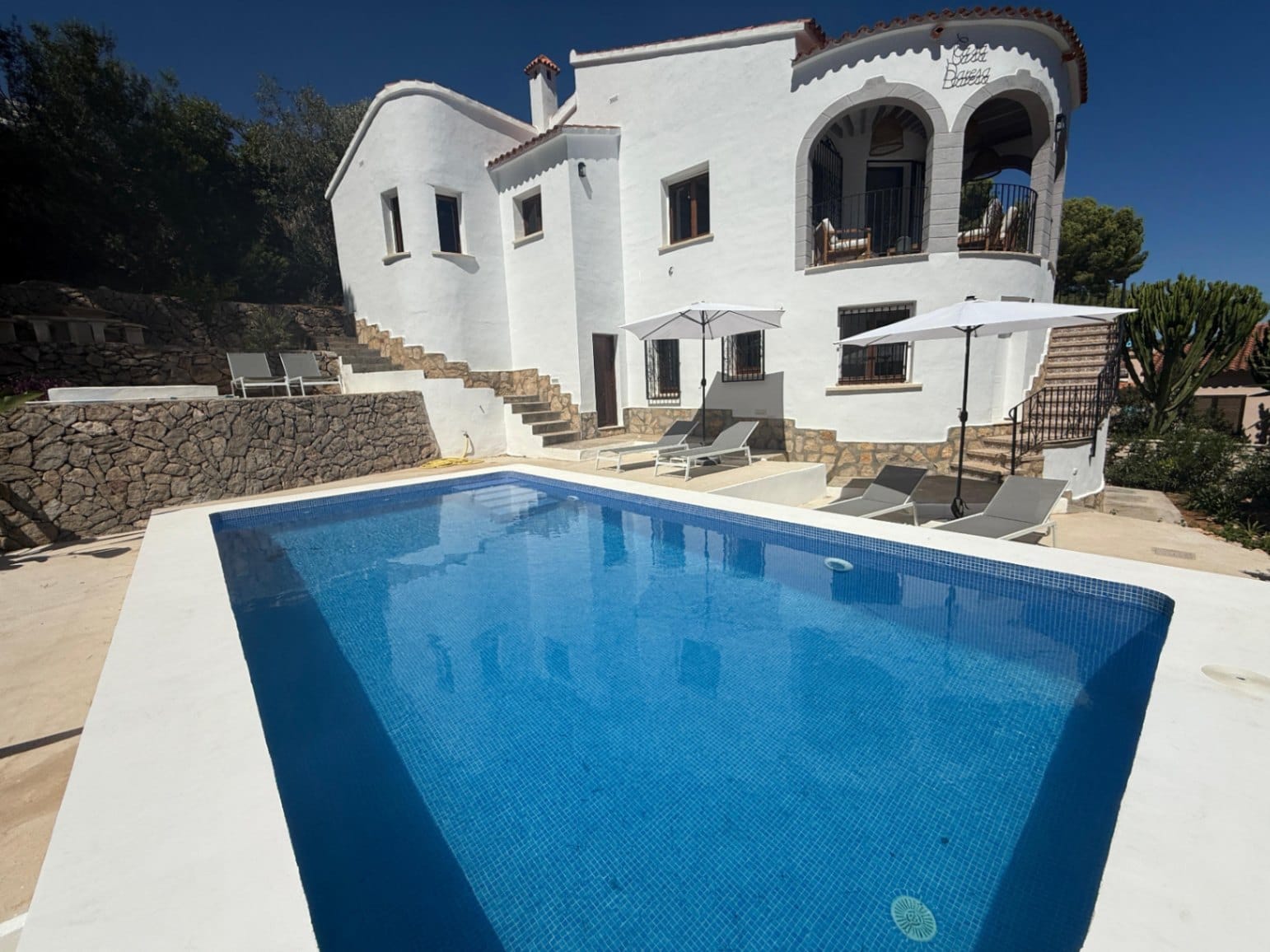 Chalet modernizado en Denia con un estilo rústico-moderno.